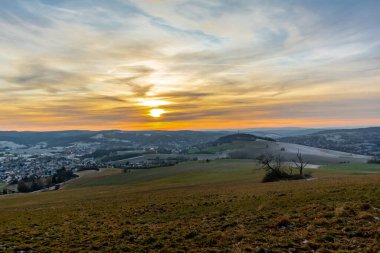 Schmalkalden - Thüringen - Almanya 'nın güzel akşam ışığında kış akşamı yürüyüşü