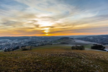 Schmalkalden - Thüringen - Almanya 'nın güzel akşam ışığında kış akşamı yürüyüşü