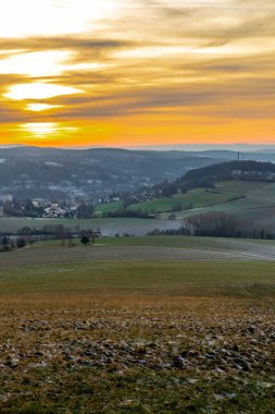 Schmalkalden - Thüringen - Almanya 'nın güzel akşam ışığında kış akşamı yürüyüşü