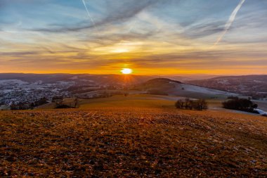 Schmalkalden - Thüringen - Almanya 'nın güzel akşam ışığında kış akşamı yürüyüşü