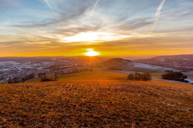 Schmalkalden - Thüringen - Almanya 'nın güzel akşam ışığında kış akşamı yürüyüşü