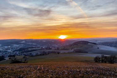 Schmalkalden - Thüringen - Almanya 'nın güzel akşam ışığında kış akşamı yürüyüşü