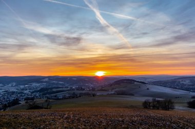 Schmalkalden - Thüringen - Almanya 'nın güzel akşam ışığında kış akşamı yürüyüşü