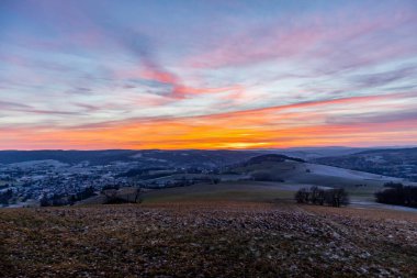 Schmalkalden - Thüringen - Almanya 'nın güzel akşam ışığında kış akşamı yürüyüşü