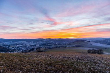 Schmalkalden - Thüringen - Almanya 'nın güzel akşam ışığında kış akşamı yürüyüşü