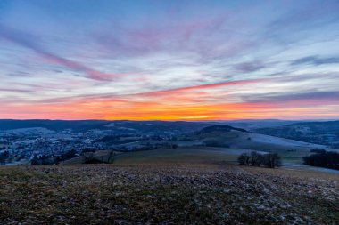 Schmalkalden - Thüringen - Almanya 'nın güzel akşam ışığında kış akşamı yürüyüşü