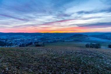 Schmalkalden - Thüringen - Almanya 'nın güzel akşam ışığında kış akşamı yürüyüşü