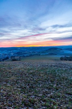 Schmalkalden - Thüringen - Almanya 'nın güzel akşam ışığında kış akşamı yürüyüşü