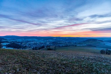 Schmalkalden - Thüringen - Almanya 'nın güzel akşam ışığında kış akşamı yürüyüşü
