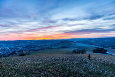 Schmalkalden - Thüringen - Almanya 'nın güzel akşam ışığında kış akşamı yürüyüşü