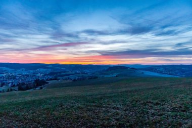 Schmalkalden - Thüringen - Almanya 'nın güzel akşam ışığında kış akşamı yürüyüşü
