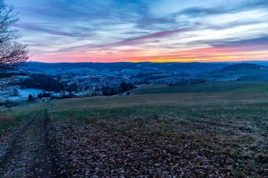 Schmalkalden - Thüringen - Almanya 'nın güzel akşam ışığında kış akşamı yürüyüşü