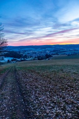Schmalkalden - Thüringen - Almanya 'nın güzel akşam ışığında kış akşamı yürüyüşü
