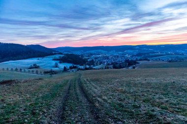 Schmalkalden - Thüringen - Almanya 'nın güzel akşam ışığında kış akşamı yürüyüşü