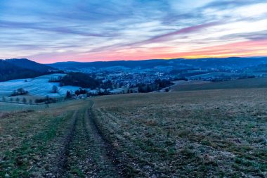 Schmalkalden - Thüringen - Almanya 'nın güzel akşam ışığında kış akşamı yürüyüşü