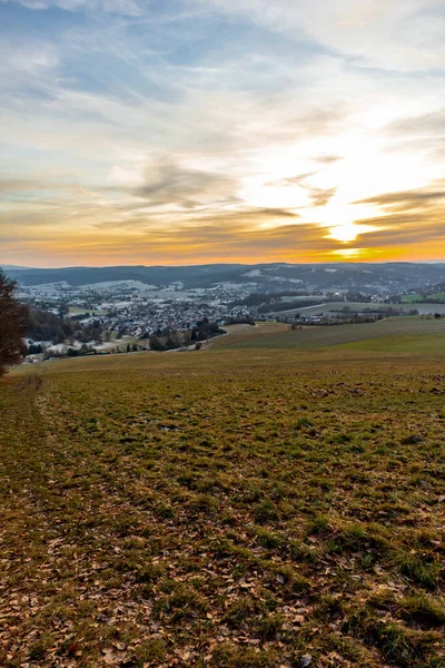 Schmalkalden - Thüringen - Almanya 'nın güzel akşam ışığında kış akşamı yürüyüşü