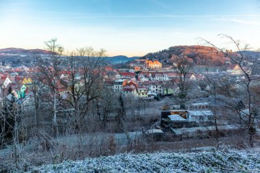 Schmalkalden - Thüringen - Almanya 'nın güzel akşam ışığında kış sabahı yürüyüşü