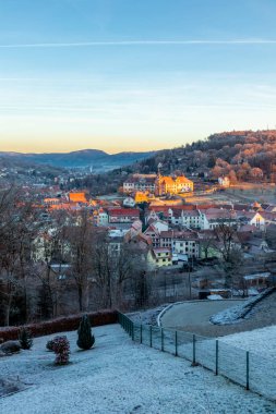 Schmalkalden - Thüringen - Almanya 'nın güzel akşam ışığında kış sabahı yürüyüşü
