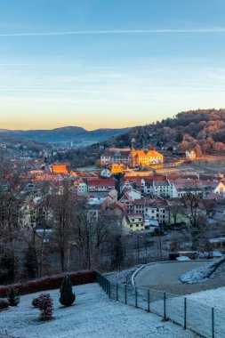 Schmalkalden - Thüringen - Almanya 'nın güzel akşam ışığında kış sabahı yürüyüşü