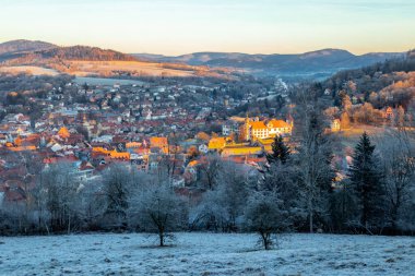 Schmalkalden - Thüringen - Almanya 'nın güzel akşam ışığında kış sabahı yürüyüşü