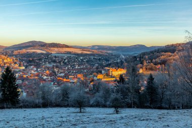 Schmalkalden - Thüringen - Almanya 'nın güzel akşam ışığında kış sabahı yürüyüşü