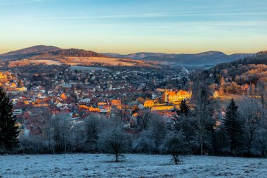 Schmalkalden - Thüringen - Almanya 'nın güzel akşam ışığında kış sabahı yürüyüşü