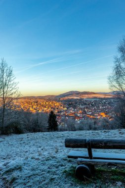 Schmalkalden - Thüringen - Almanya 'nın güzel akşam ışığında kış sabahı yürüyüşü