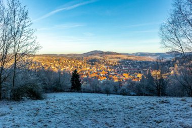 Schmalkalden - Thüringen - Almanya 'nın güzel akşam ışığında kış sabahı yürüyüşü