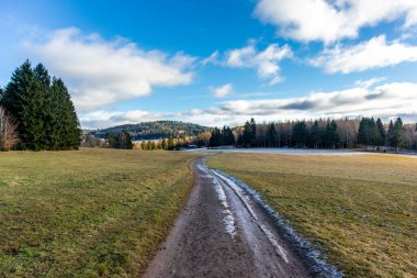 Almanya 'da Steinbach-Hallenberg yakınlarındaki Rennsteig boyunca gün batımı yürüyüşü