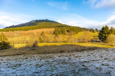 Almanya 'da Steinbach-Hallenberg yakınlarındaki Rennsteig boyunca gün batımı yürüyüşü
