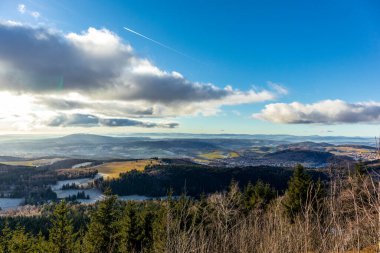 Almanya 'da Steinbach-Hallenberg yakınlarındaki Rennsteig boyunca gün batımı yürüyüşü