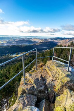 Almanya 'da Steinbach-Hallenberg yakınlarındaki Rennsteig boyunca gün batımı yürüyüşü