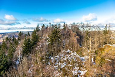 Almanya 'da Steinbach-Hallenberg yakınlarındaki Rennsteig boyunca gün batımı yürüyüşü