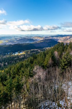 Almanya 'da Steinbach-Hallenberg yakınlarındaki Rennsteig boyunca gün batımı yürüyüşü