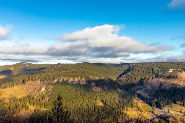 Almanya 'da Steinbach-Hallenberg yakınlarındaki Rennsteig boyunca gün batımı yürüyüşü
