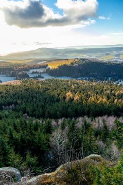 Almanya 'da Steinbach-Hallenberg yakınlarındaki Rennsteig boyunca gün batımı yürüyüşü