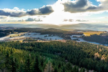 Almanya 'da Steinbach-Hallenberg yakınlarındaki Rennsteig boyunca gün batımı yürüyüşü