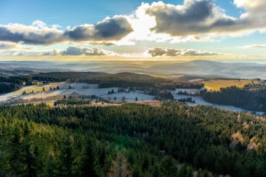 Almanya 'da Steinbach-Hallenberg yakınlarındaki Rennsteig boyunca gün batımı yürüyüşü