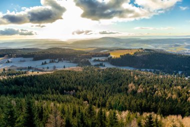 Almanya 'da Steinbach-Hallenberg yakınlarındaki Rennsteig boyunca gün batımı yürüyüşü