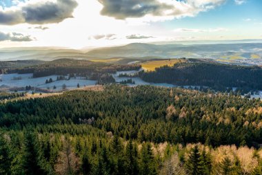 Almanya 'da Steinbach-Hallenberg yakınlarındaki Rennsteig boyunca gün batımı yürüyüşü