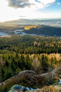 Almanya 'da Steinbach-Hallenberg yakınlarındaki Rennsteig boyunca gün batımı yürüyüşü