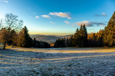 Almanya 'da Steinbach-Hallenberg yakınlarındaki Rennsteig boyunca gün batımı yürüyüşü
