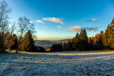 Almanya 'da Steinbach-Hallenberg yakınlarındaki Rennsteig boyunca gün batımı yürüyüşü