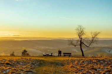 Almanya 'da Steinbach-Hallenberg yakınlarındaki Rennsteig boyunca gün batımı yürüyüşü