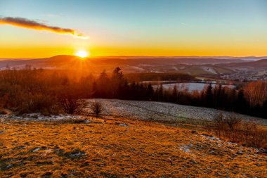 Almanya 'da Steinbach-Hallenberg yakınlarındaki Rennsteig boyunca gün batımı yürüyüşü