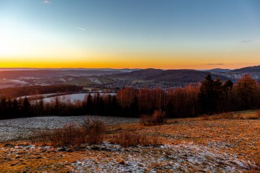 Almanya 'da Steinbach-Hallenberg yakınlarındaki Rennsteig boyunca gün batımı yürüyüşü