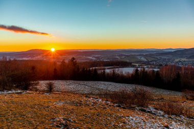 Almanya 'da Steinbach-Hallenberg yakınlarındaki Rennsteig boyunca gün batımı yürüyüşü
