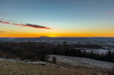 Almanya 'da Steinbach-Hallenberg yakınlarındaki Rennsteig boyunca gün batımı yürüyüşü