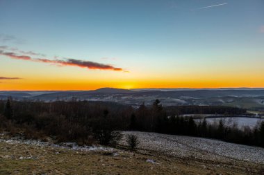 Almanya 'da Steinbach-Hallenberg yakınlarındaki Rennsteig boyunca gün batımı yürüyüşü