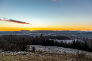 Almanya 'da Steinbach-Hallenberg yakınlarındaki Rennsteig boyunca gün batımı yürüyüşü
